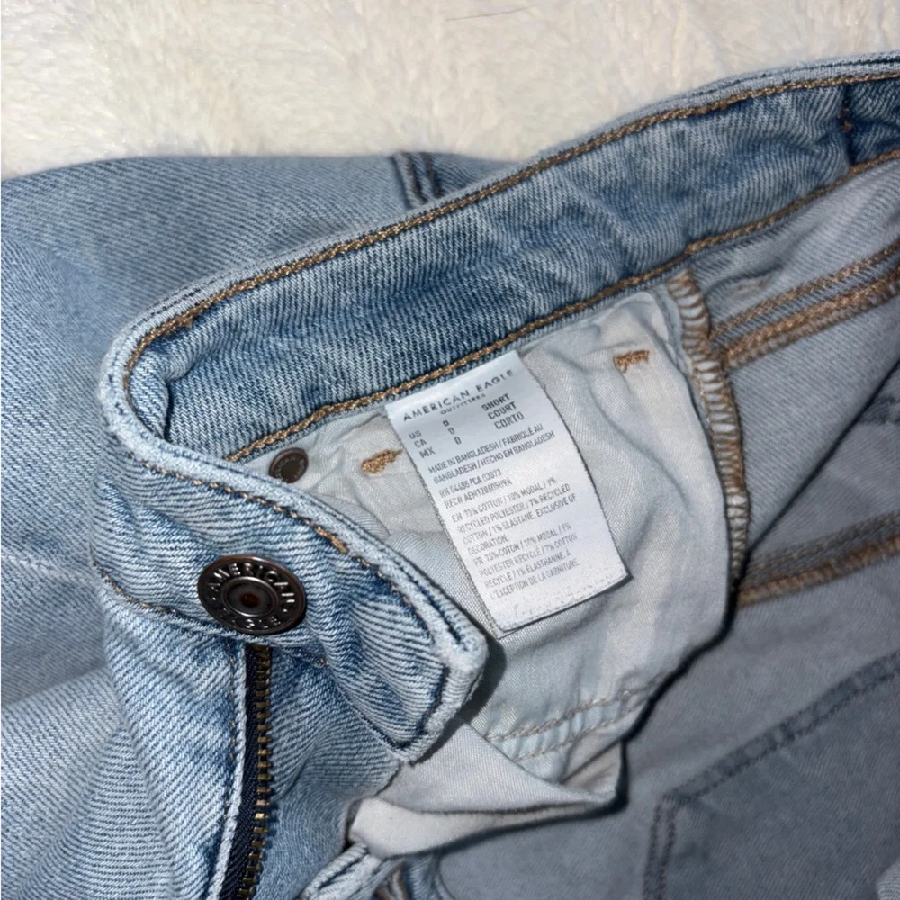American Eagle Outfitters Mom Jean Size 0 Short Distressed Light Wash Denim